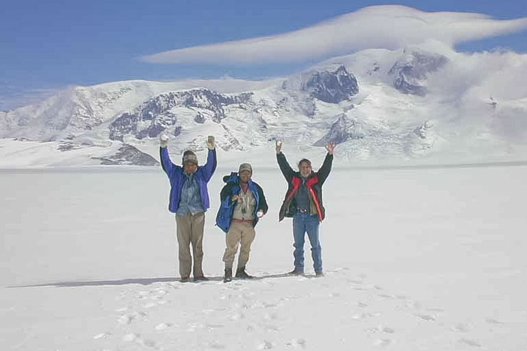 チリ・パタゴニア南部、ラウタロ火山の調査後。火山を背景にナランホ博士（チリ）と(故)元木博士（ブラジル）とともに