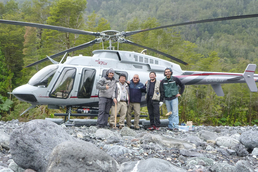 ヘリコプターでの調査風景（チリ南部、アンテレス火山付近の河川敷にて）
