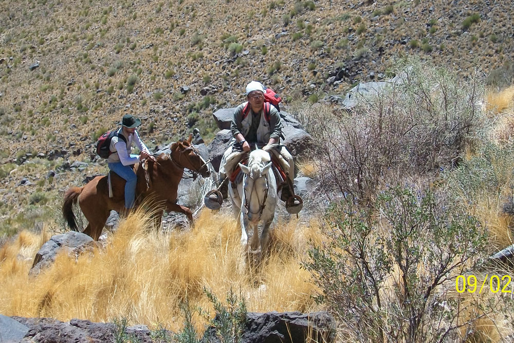 馬での調査風景（アルゼンチン南部、ネバド火山にて）