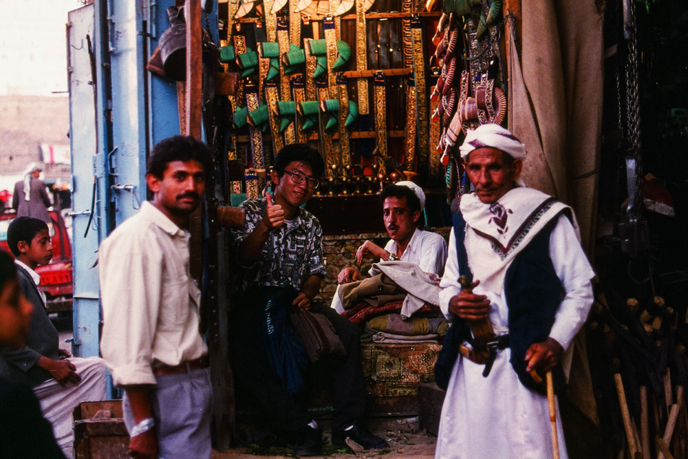 イエメン共和国サヌア市の旧市街、ジャンビア（短剣）の専門店。長き友となるアシュラフ・アルジャイラニ氏と撮影