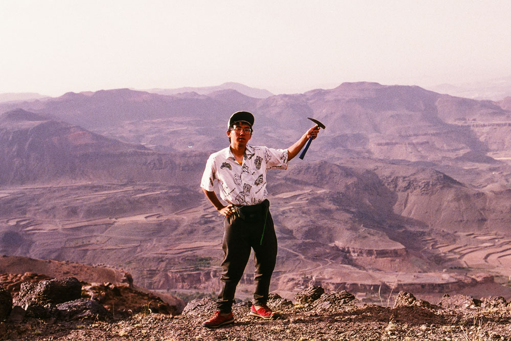 イエメン台地の斜面を調査しながら登り切った時の写真（自撮り）