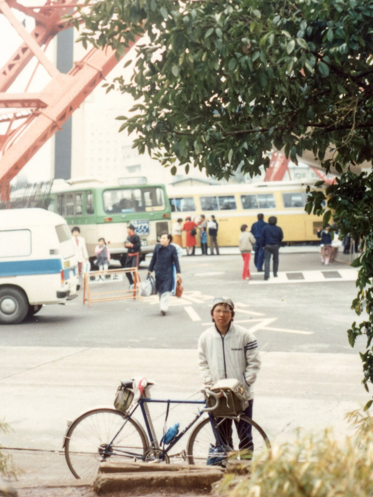高2の春、広島→東京間を11泊12日かけて一人で自転車ツーリング。東京タワー前にて（自撮り）