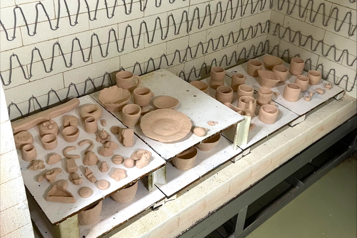 作品を電気窯にセットし終えた様子