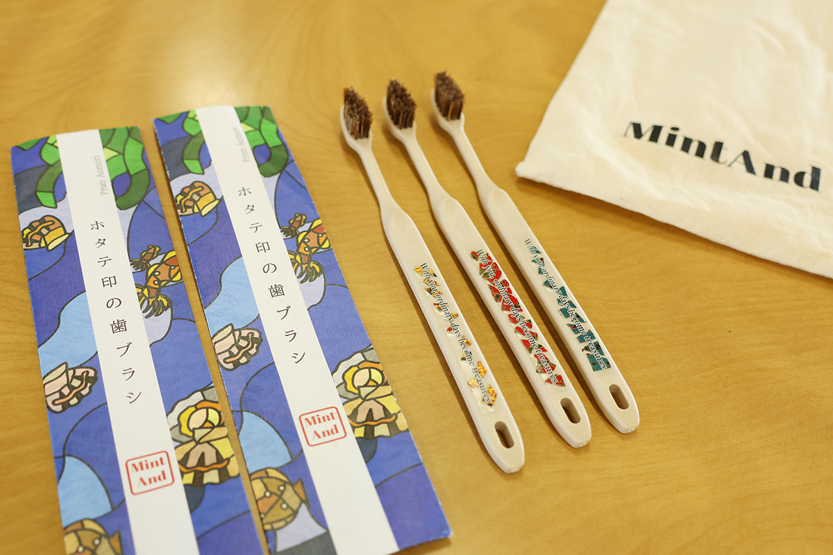 付属の津軽塗ステッカーを貼ることで、持ち手のデザインを自由にアレンジすることが可能