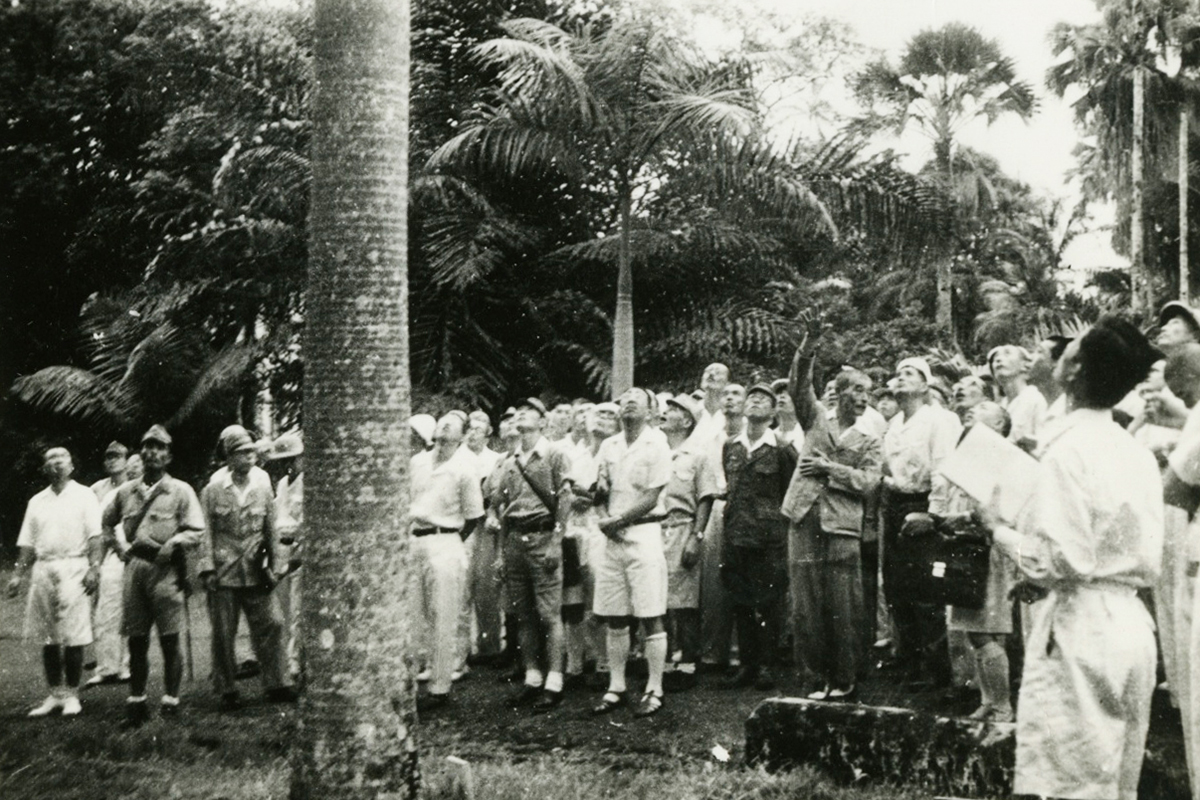 郡場先生が大勢の兵士らに熱帯植物について解説する様子
