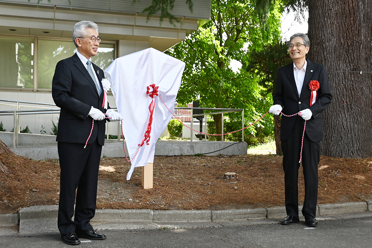 櫻田市長、福田学長による除幕