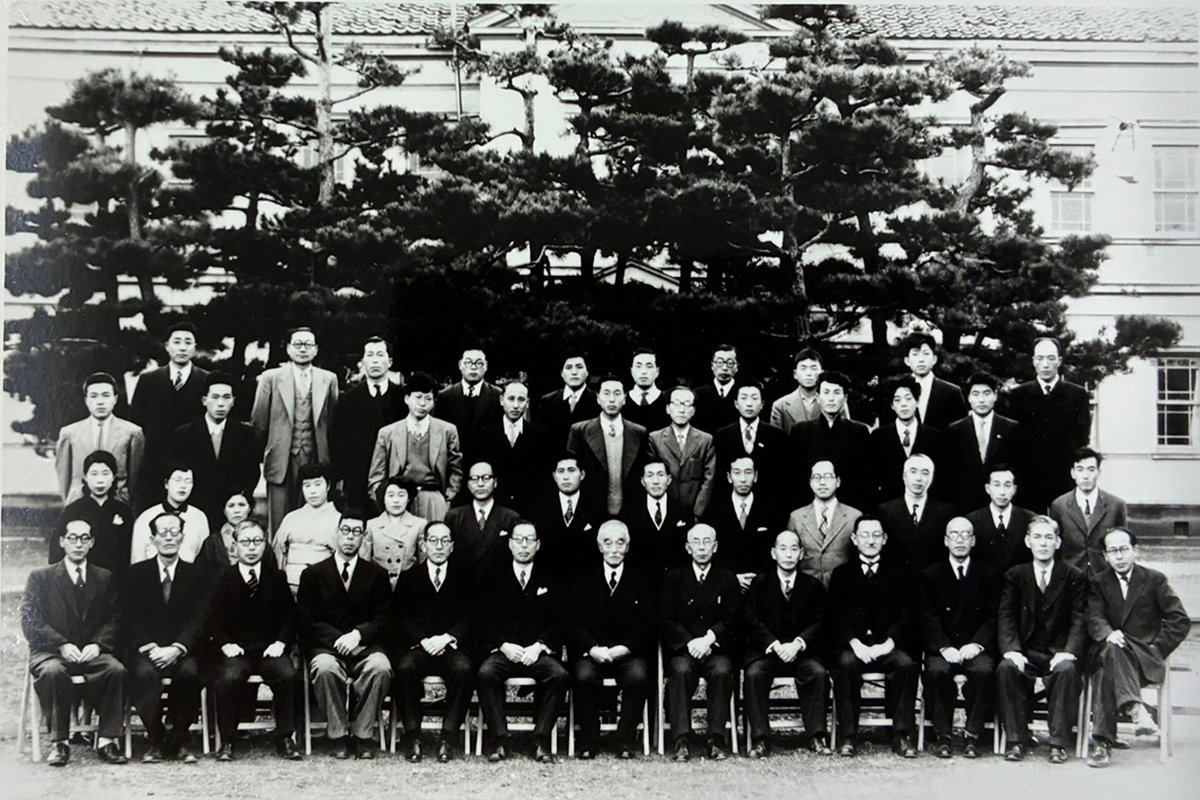 農学部昇格祝賀の記念撮影。郡場先生は前列中央