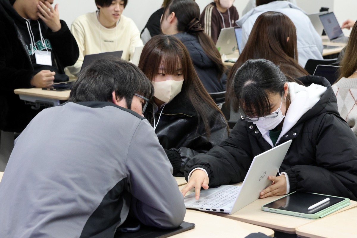 自分のパソコンを持ち寄って課題解決に取り組む