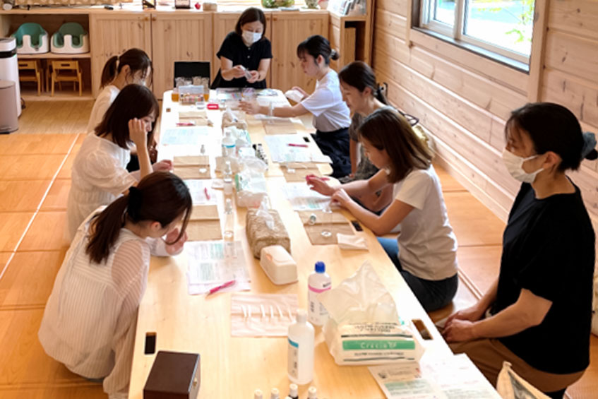 オリジナルアロマ制作（子育て応援リフレッシュ講座）
