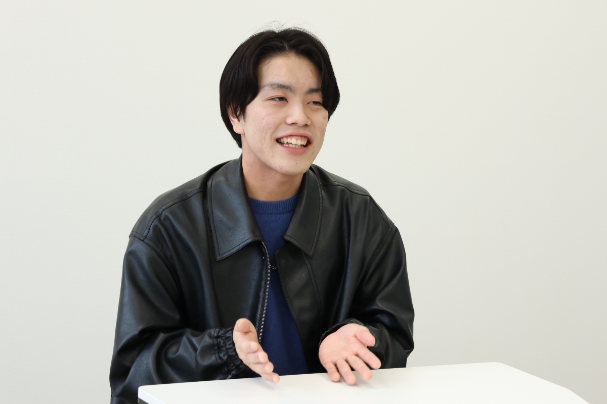 インタビュー中の櫻井さん