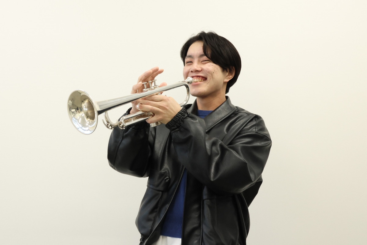 トランペットを構える櫻井さん