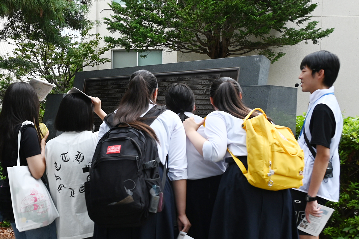 歴史の知識も織り交ぜながら参加者を案内