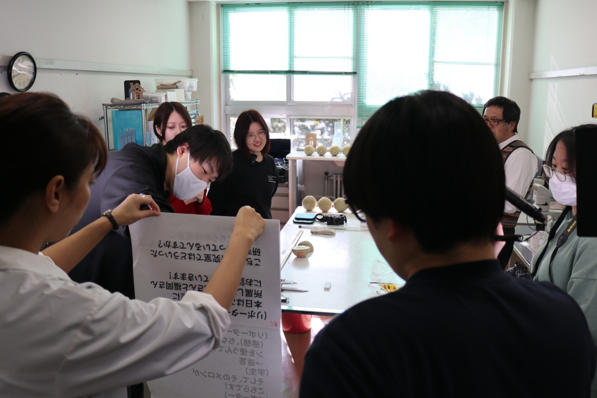 出演者にセリフを説明