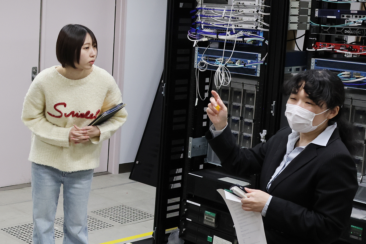 サーバー室について説明する竹内さん