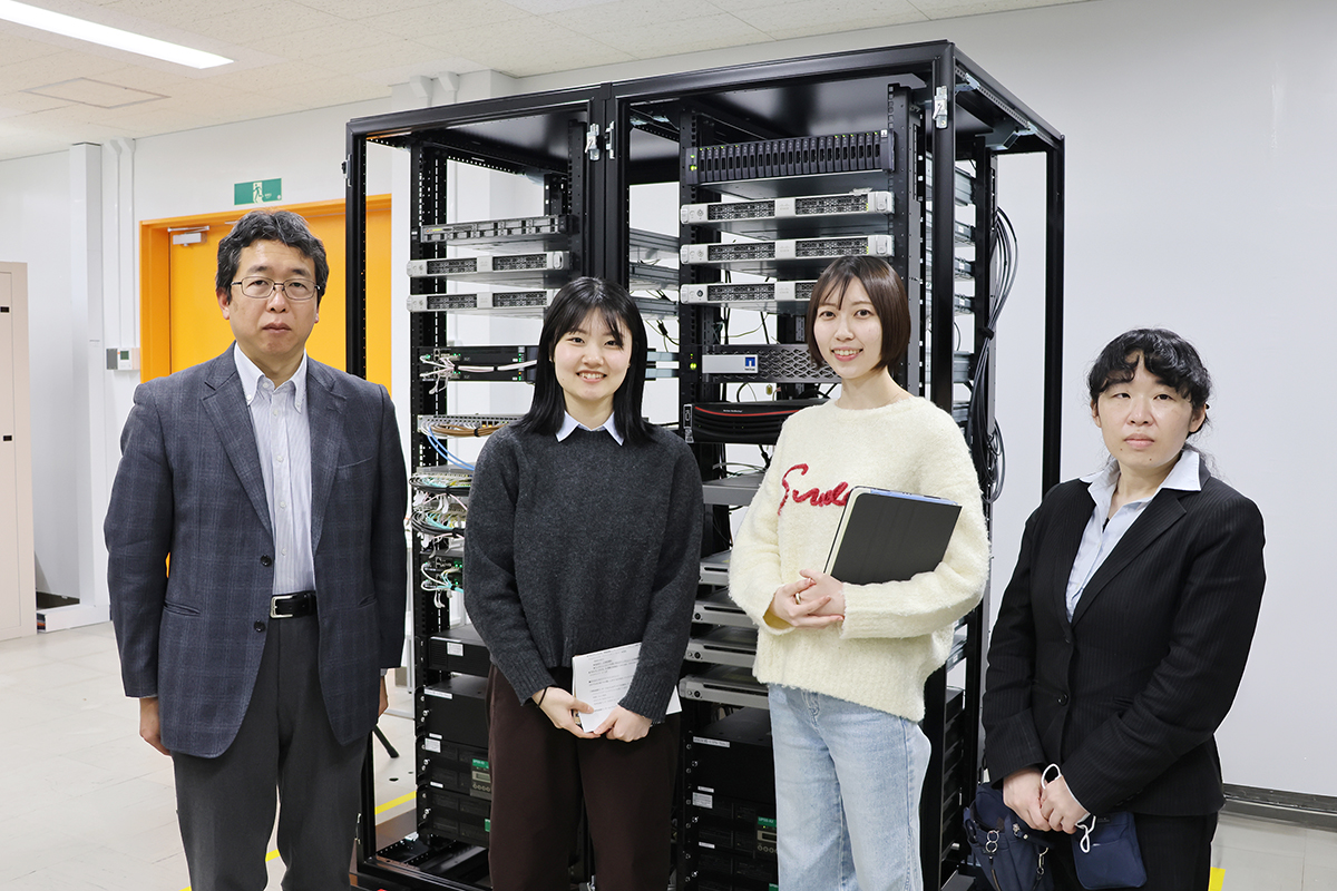 取材を終えて、情報基盤センターの先生方と学生広報スタッフとで記念の1枚