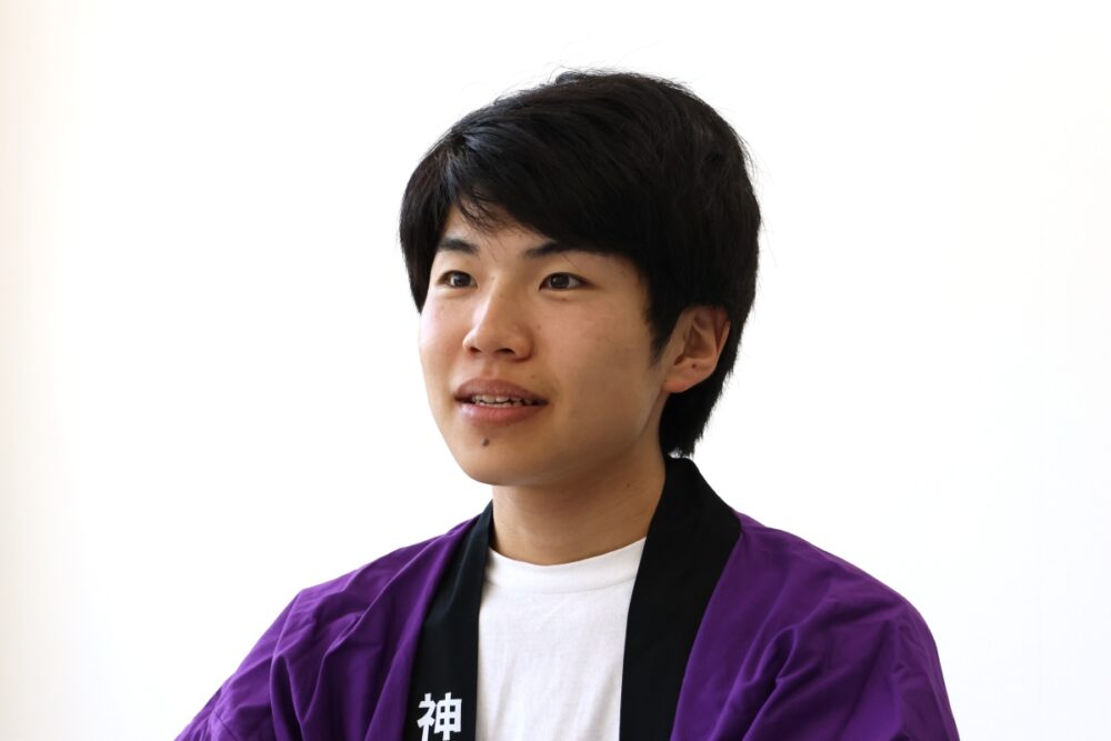 取材中の清水さん