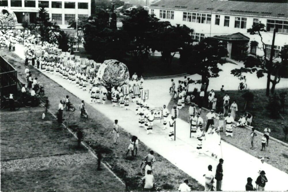 1964(昭和39)年8月1日、弘前ねぷたまつりに弘大ねぷたが初参加した際の写真(弘前大学附属図書館保存)