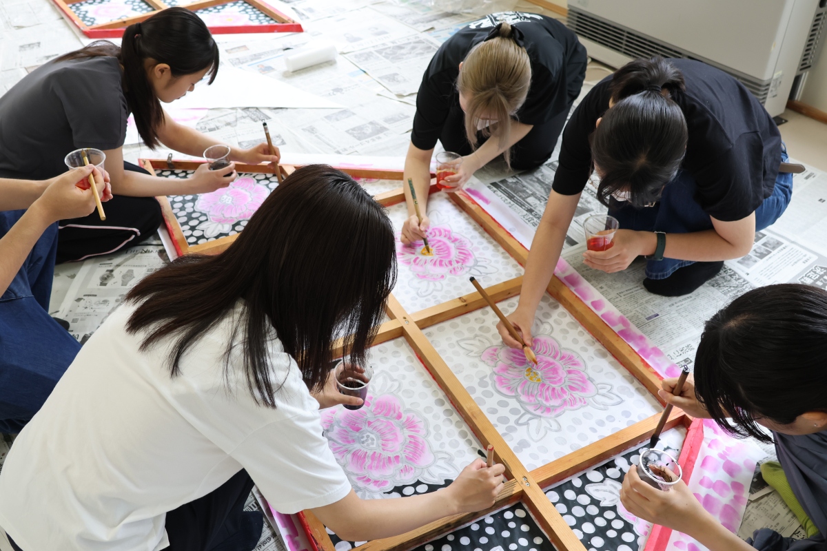 1色ずつ丁寧に作業する「色塗り」